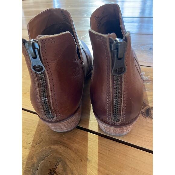 Kork-Ease Women's brown leather booties. V slits. Zipper back. Size 8M - Picture 3 of 6